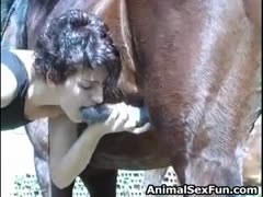 Clip XXX Lesbo with mare